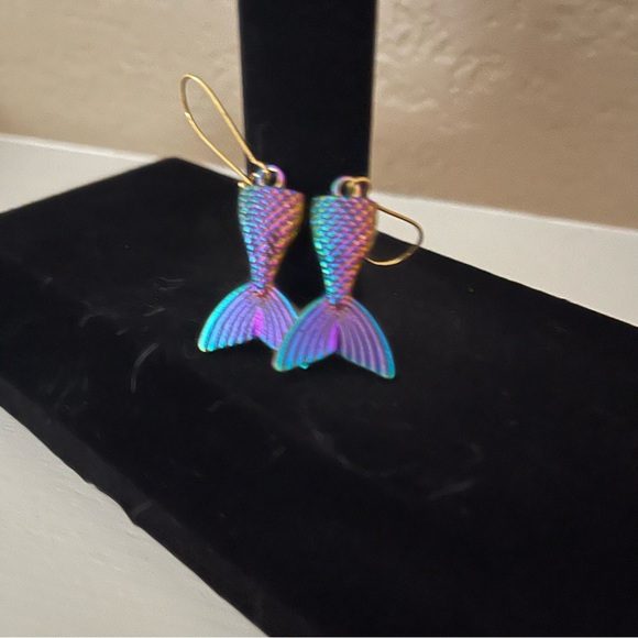 NWT Colorful Mermaid Tail Design Dangle Earrings - Picture 6 of 7